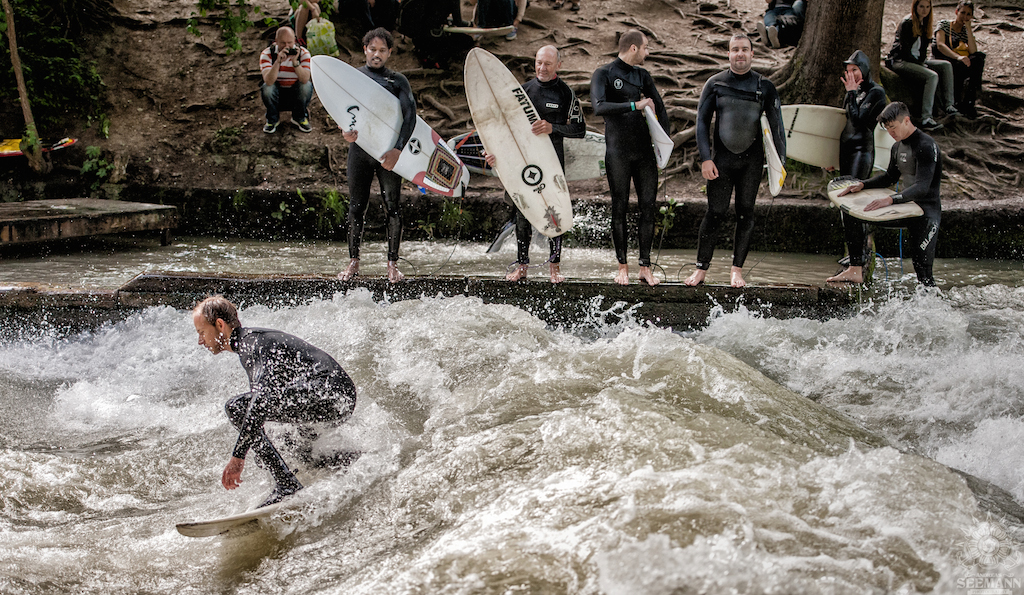 eisbach river surf onda germania