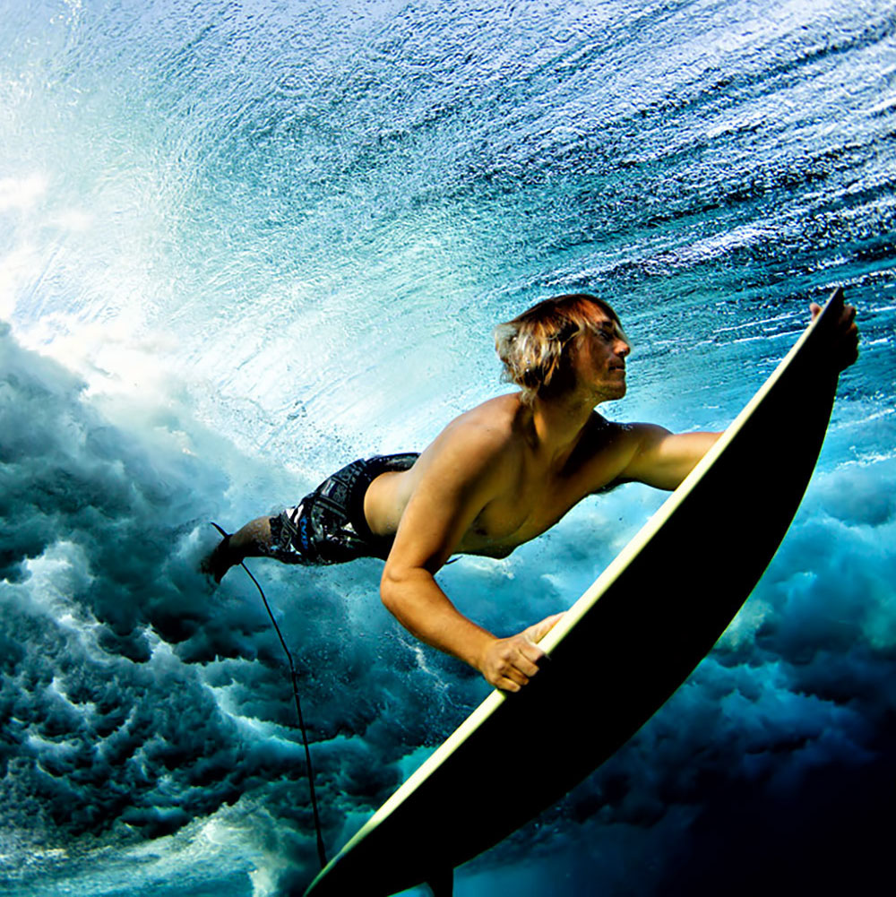 Sedersi sulla tavola da surf
